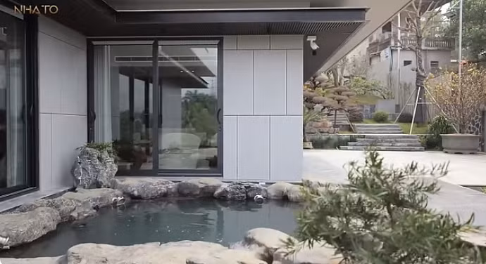 Trong khuôn viên sân vườn có hồ cá lớn, tạo tiểu cảnh đẹp mắt.