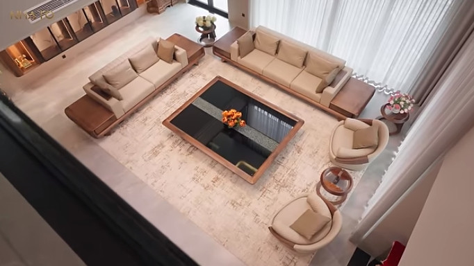 Phòng khách thông tầng rộng tới 100m2 khiến nhiều người choáng ngợp.
