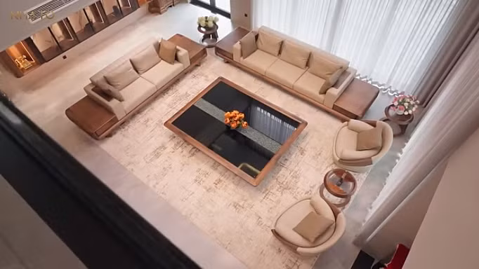 Phòng khách thông tầng rộng tới 100m2 khiến nhiều người choáng ngợp.