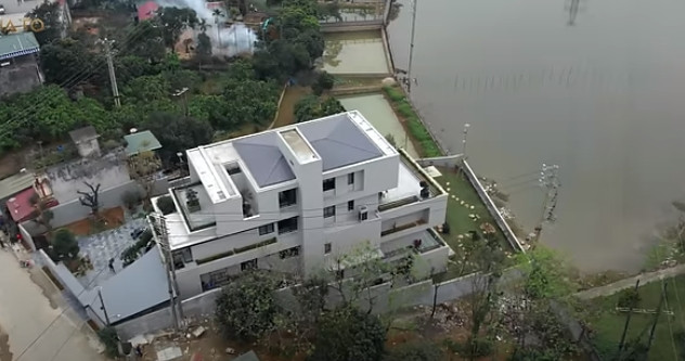 Phía trước nhà là mặt hồ nên không khí luôn thoáng đãng, dễ chịu.