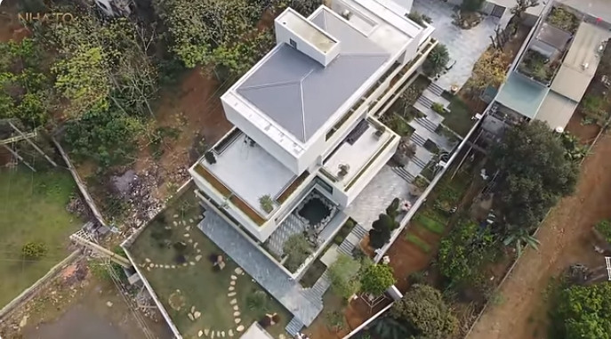 Công trình tọa nằm trên sườn đồi với thế đất có điểm chênh nhau tới 14 mét.