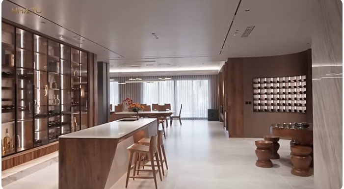 Dưới tầng hầm bao gồm khu vực tiếp khách, có tủ đựng rượu, phòng kỹ thuật, phòng cho lái xe và phòng cho giúp việc.