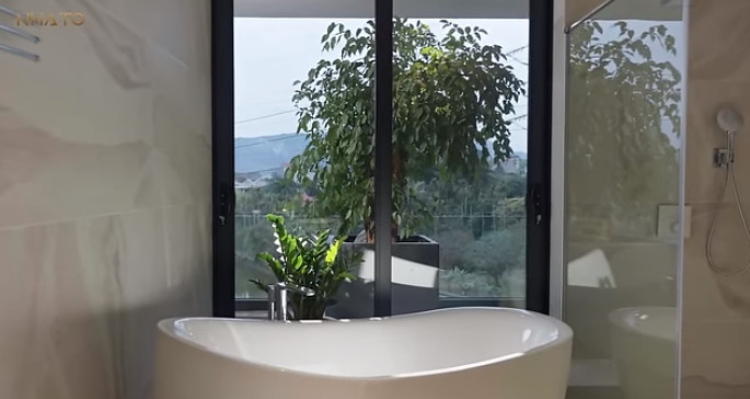  Phòng ngủ master có diện tích 100m2, bao gồm cả nhà vệ sinh, khu vực thay đồ.