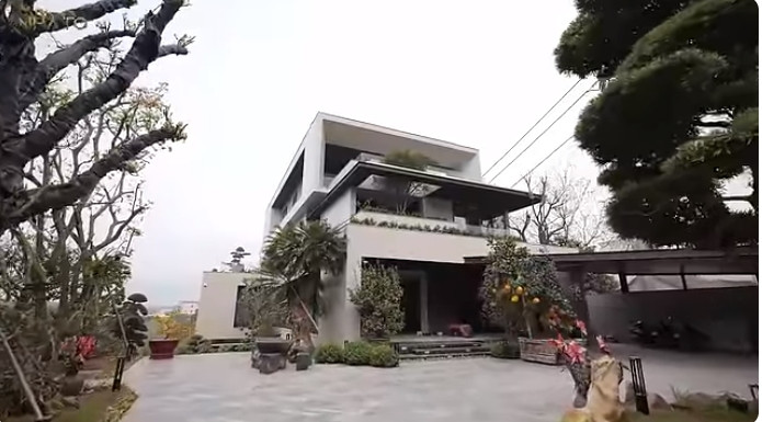 Căn biệt thự được xây trên khu đất gần 2.000m2, gồm 5 tầng.