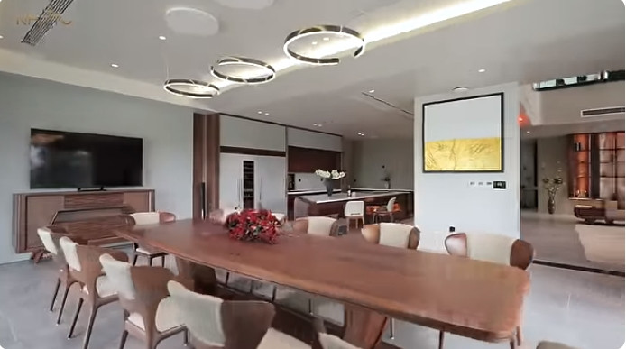 Phòng khách và bếp thiết kế thông nhau.