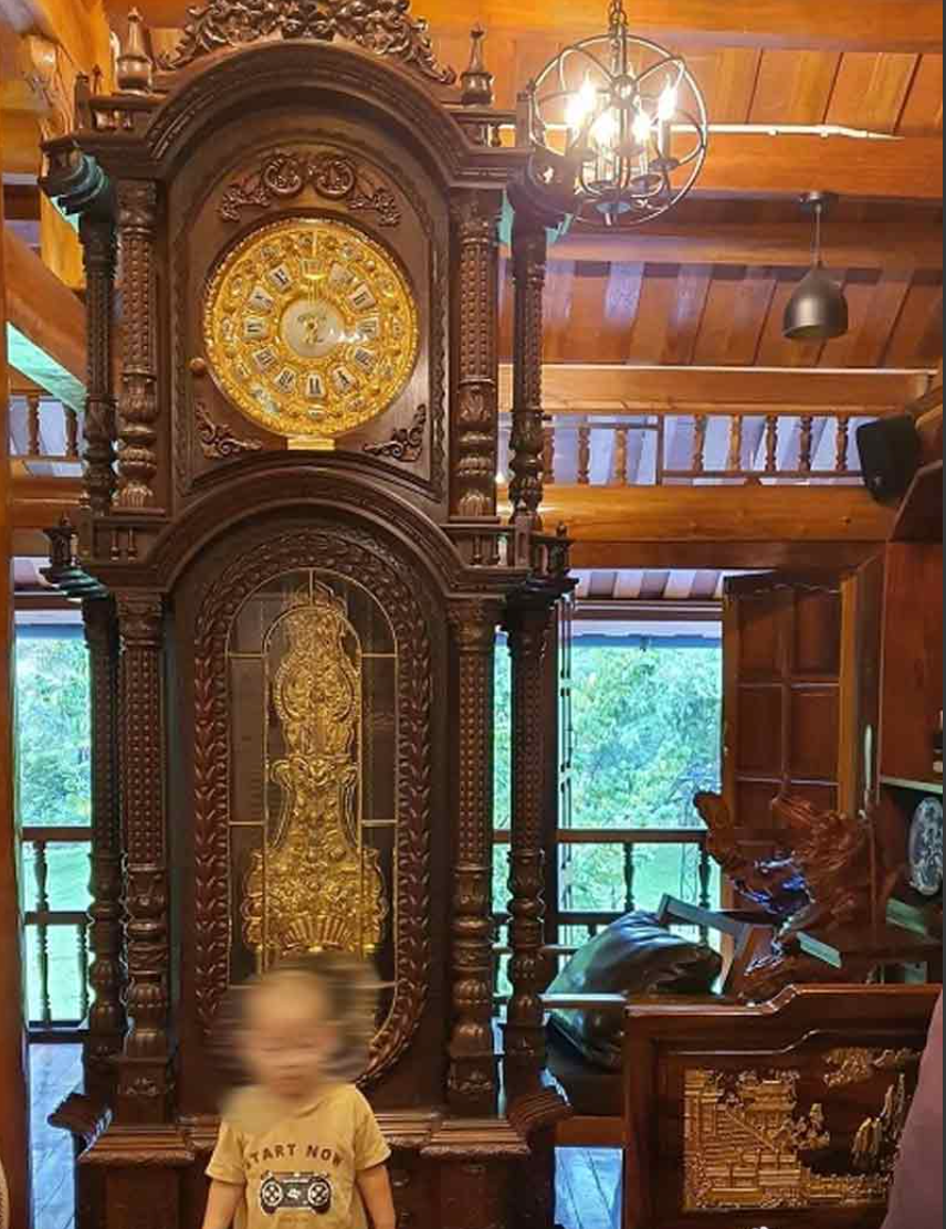 Được thiết kế 2 tầng và xây dựng hoàn toàn bằng gỗ, gian nhà chính còn có tầng hầm khá độc đáo.