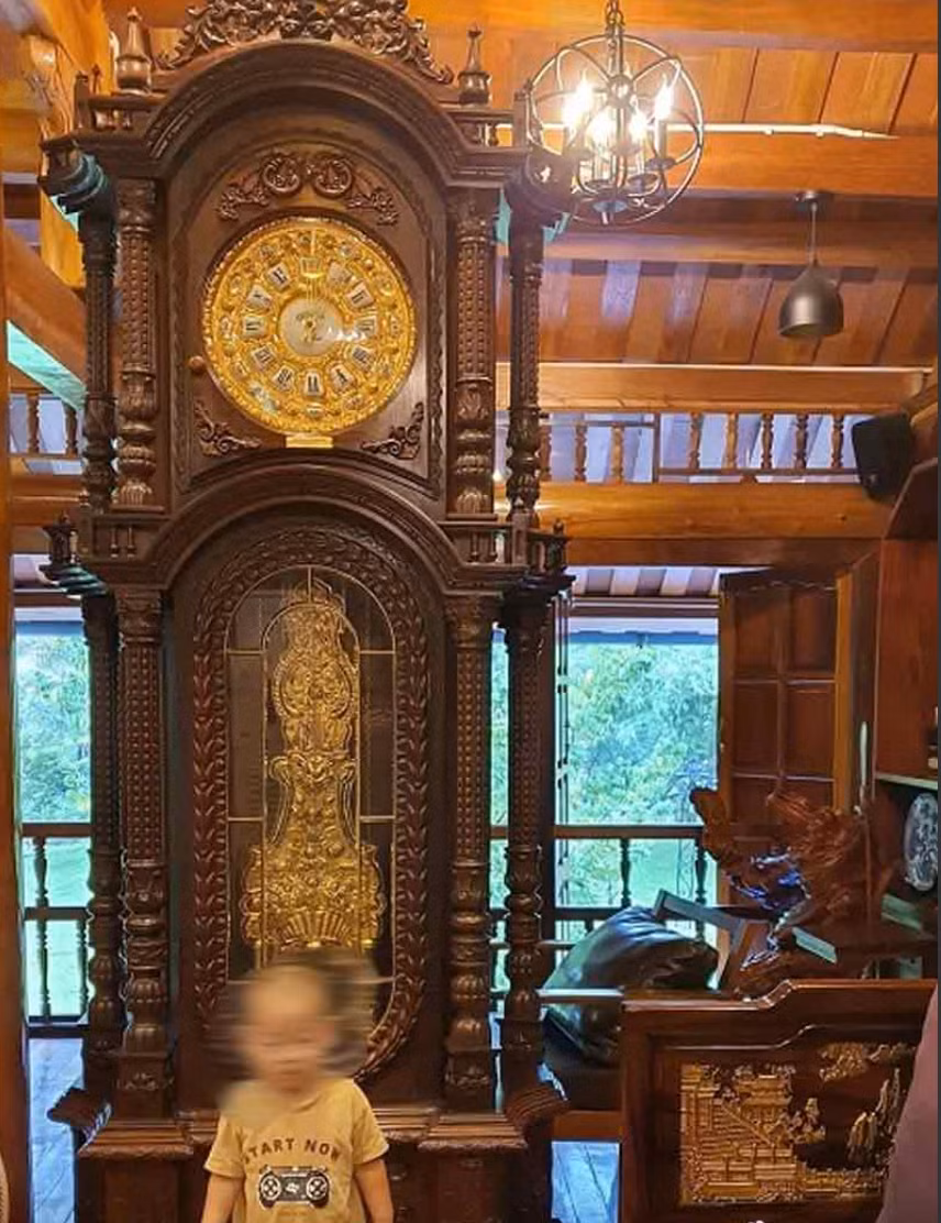 Được thiết kế 2 tầng và xây dựng hoàn toàn bằng gỗ, gian nhà chính còn có tầng hầm khá độc đáo.