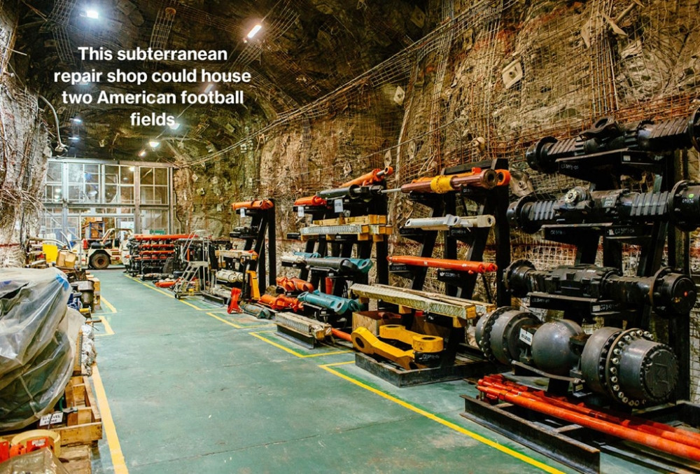 Trong khu xưởng rộng 11.500m2, nằm sâu 2,6km dưới lòng đất là các loại thiết bị, máy móc hạng nặng. Ảnh: Bloomberg