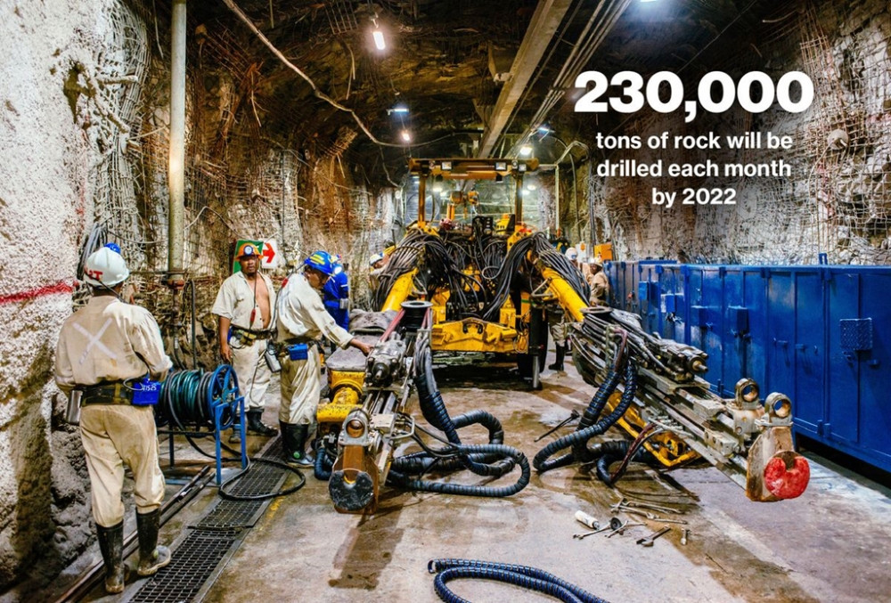 Những đường hầm lớn được xây dựng trong khu mỏ để dễ dàng di chuyển máy móc. Ảnh: Bloomberg
