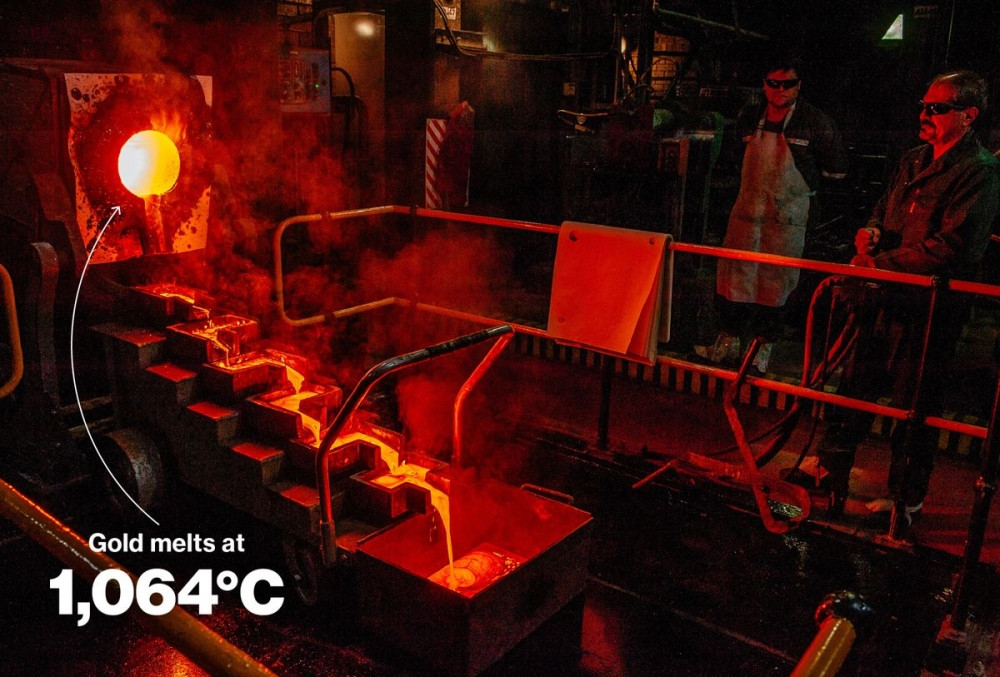 Vàng sau khi nung nóng ở nhiệt độ 1.064 độ C sẽ chảy vào khuôn đúc. Ảnh: Bloomberg