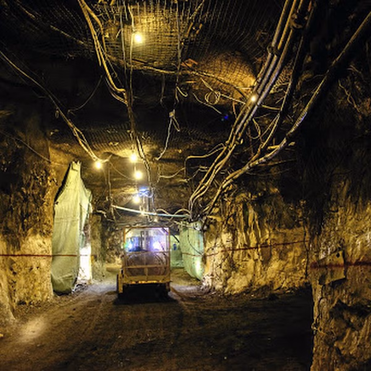  Mỏ vàng South Deep ở phía tây thành phố Johannesburg (Nam Phi) nằm sâu 3 km dưới lòng đất với trữ lượng gần 1.800 tấn vàng. Công ty Gold Fields đã đầu tư 2,5 tỷ USD cho việc khai thác mỏ vàng này và dự kiến sẽ hoạt động hết công suất để khai thác vàng trong vòng 70 năm tới. Ảnh: BusinessLIVE