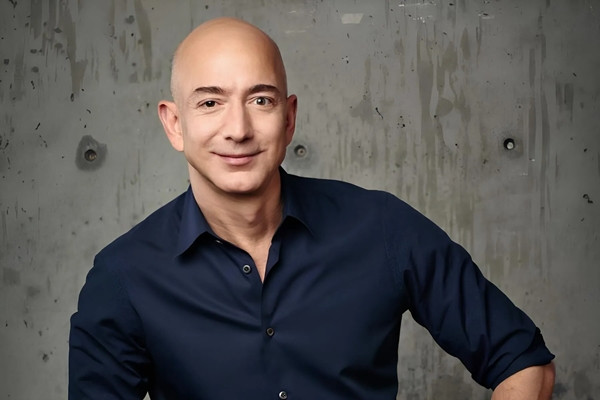 Sinh năm 1964 (Giáp Thìn) , tỷ phú Jeff Bezos là người đứng đằng sau mọi thành công của Amazon. Dưới sự lãnh đạo của Jeff Bezos, Amazon hiện là trang web bán lẻ hàng đầu trong lĩnh vực thương mại điện tử. Ảnh: Getty