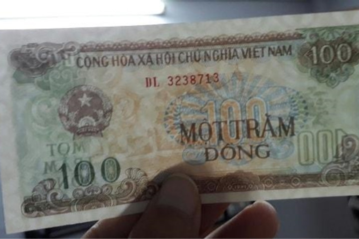 Để có thể sở hữu tờ 100 đồng, nhiều người chấp nhận chịu mức phí rất “chát”. Ảnh: Facebook