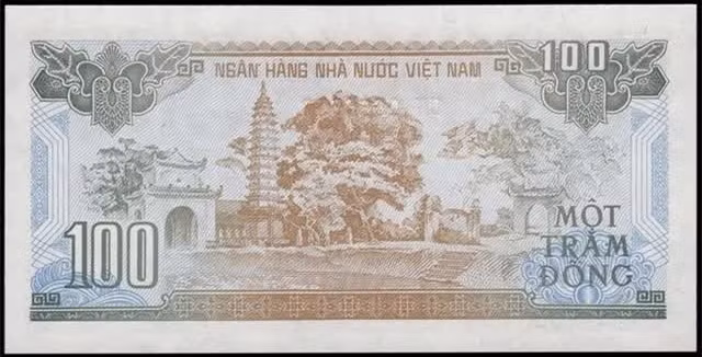 Ngoài ra, tờ 100 đồng còn được in hình trang trí hoa văn dân tộc và hoa văn lưới hiện đại. Ảnh: Dân Việt