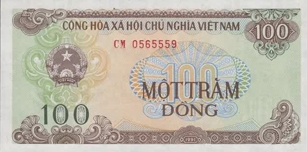 Mặt trước của tờ tiền 100 đồng là dòng chữ "Cộng hòa Xã hội Chủ nghĩa Việt Nam" - Quốc huy - Mệnh giá 100 đồng bằng chữ và số - Hình trang trí hoa văn dân tộc và hoa văn lưới hiện đại. Ảnh: Dân Việt