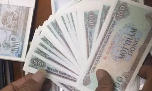 Từ vài năm trước, nhân viên ngân hàng thương mại cho biết, việc đổi tiền giấy mệnh giá 100 đồng là rất khó vì nhu cầu sử dụng trong giao dịch đã không còn. Ảnh: Facebook