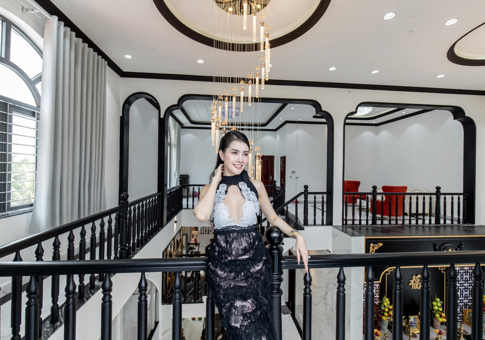 Toàn bộ lan can cầu thang đều được người đẹp ốp gỗ.