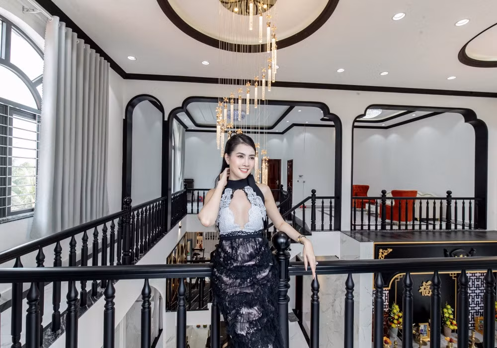 Toàn bộ lan can cầu thang đều được người đẹp ốp gỗ.