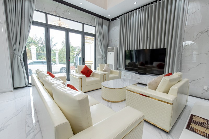 Phòng khách được trang bị nội thất cao cấp.