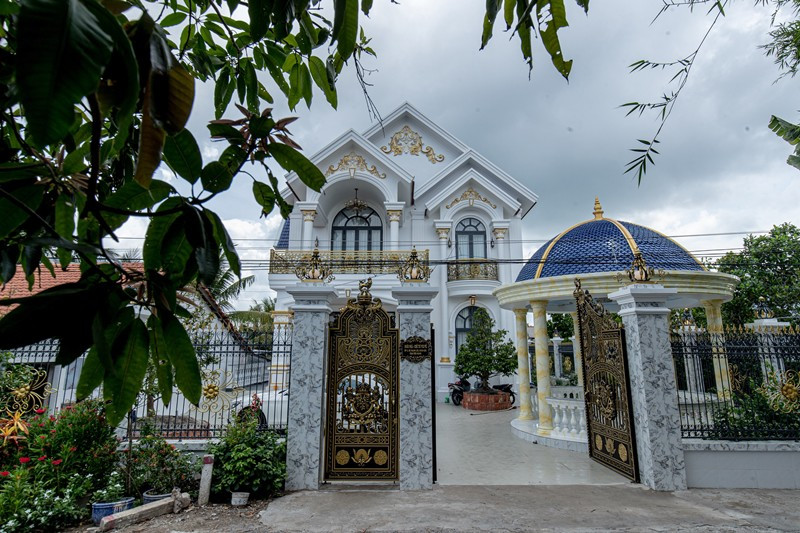 Theo tiết lộ, biệt thự Hoa hậu Phan Thị Mơ tặng ba mẹ xây dựng trên khuôn viên rộng 1.000 m2, với diện tích sàn 288 m2.