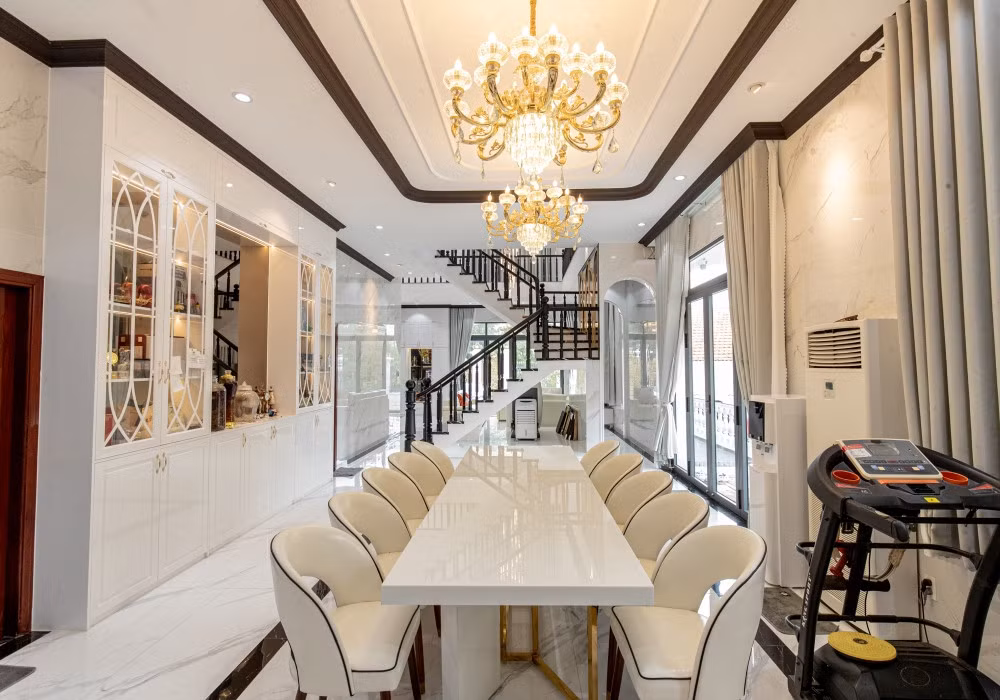 Liền kề bếp là bộ bàn ăn lớn màu trắng.