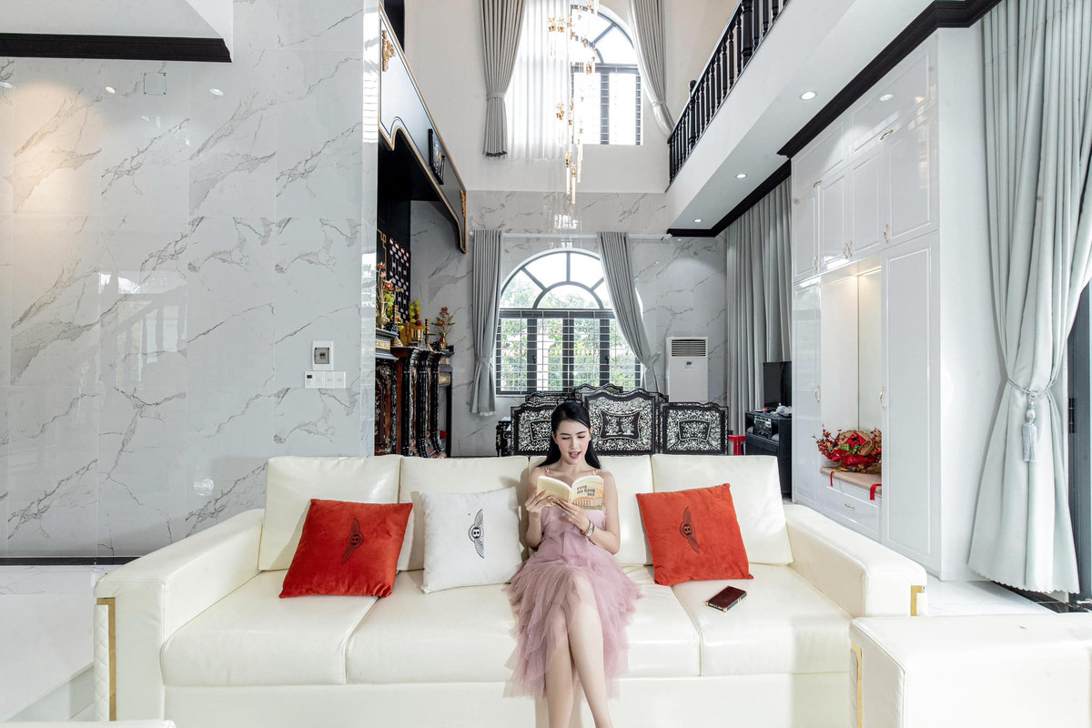 Không gian bên trong căn biệt thự khiến nhiều người choáng ngợp bởi độ sang trọng, hoành tráng với tông màu trắng - đen chủ đạo.