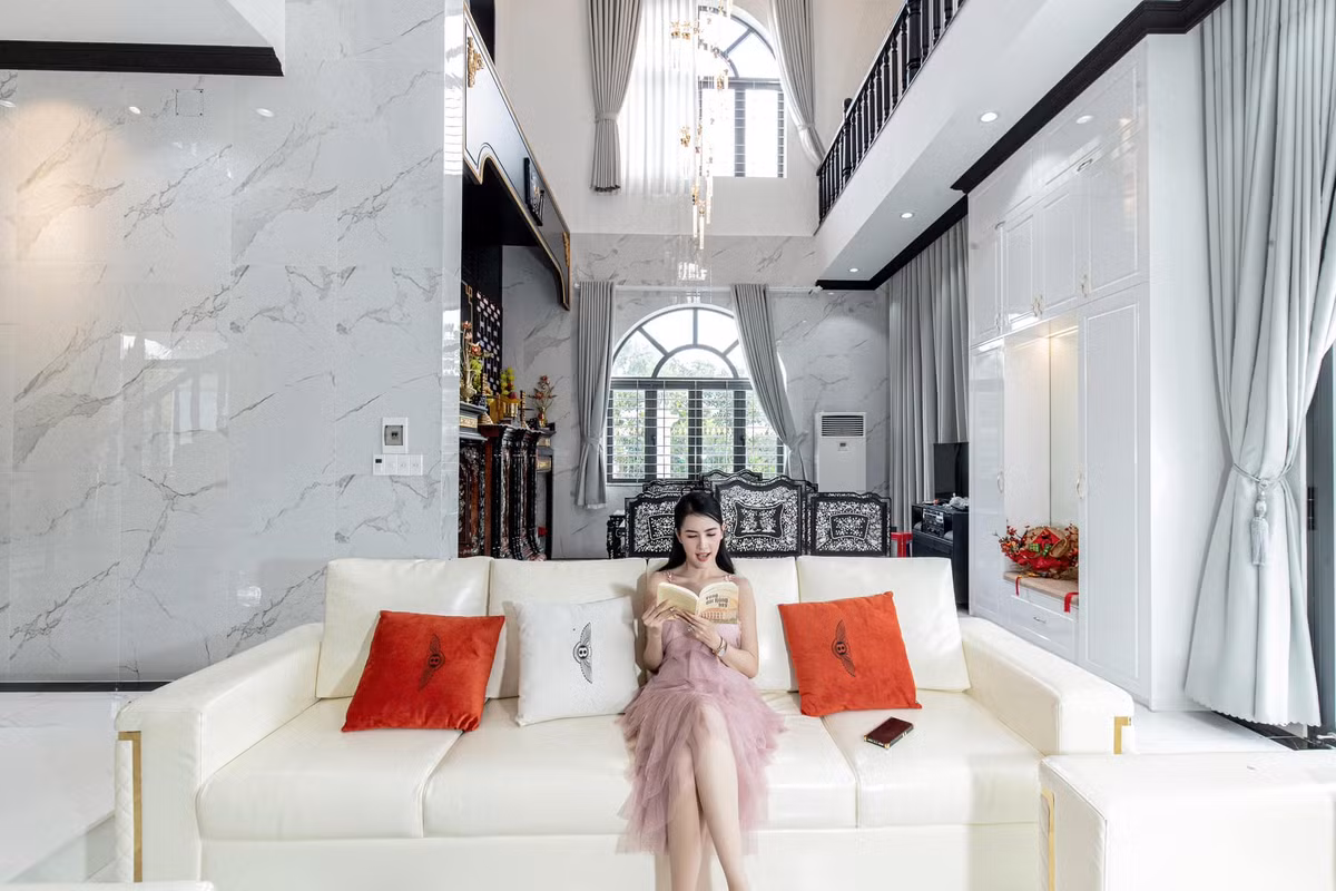 Không gian bên trong căn biệt thự khiến nhiều người choáng ngợp bởi độ sang trọng, hoành tráng với tông màu trắng - đen chủ đạo.