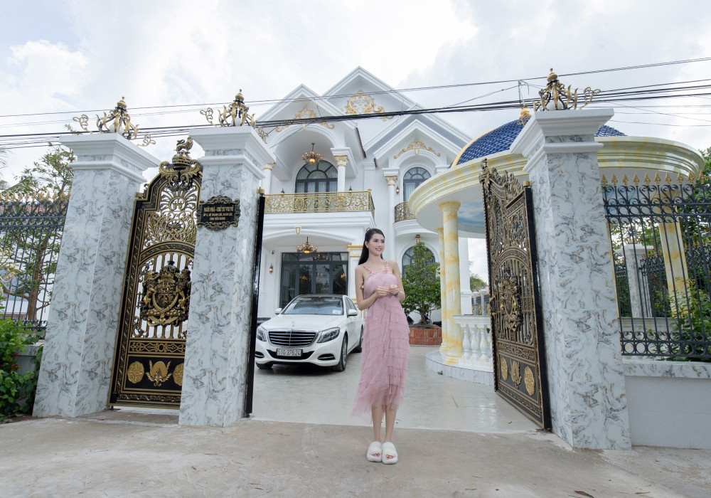 Nhìn từ bên ngoài, cơ ngơi gây ấn tượng bởi tông trắng chủ đạo, tạo vẻ đẹp sang trọng.