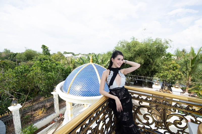 Ban công rộng rãi, phía sau là mái vòm xanh nổi bật, tạo điểm nhấn cho kiến trúc biệt thự. Nguồn ảnh: FBNV