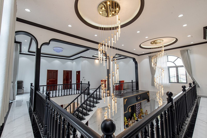 Đèn chùm tại khu vực tầng lửng, tạo điểm nhấn lung linh và huyền ảo cho không gian sống.