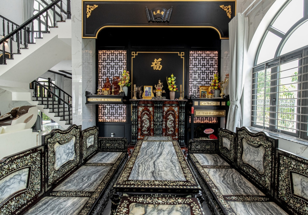 Người đẹp chọn kiến trúc mang phong cách Indochine với gam màu trắng đen.