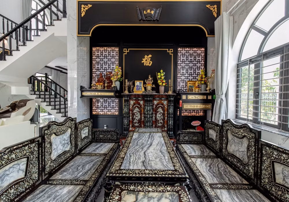 Người đẹp chọn kiến trúc mang phong cách Indochine với gam màu trắng đen.