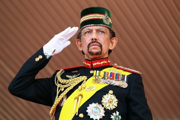 Quốc vương Brunei, Hassanal Bolkiah, từng không ngại bỏ ra 24.000 USD (tương đương gần 556 triệu VNĐ) với mục đích cải thiện kiểu tóc.