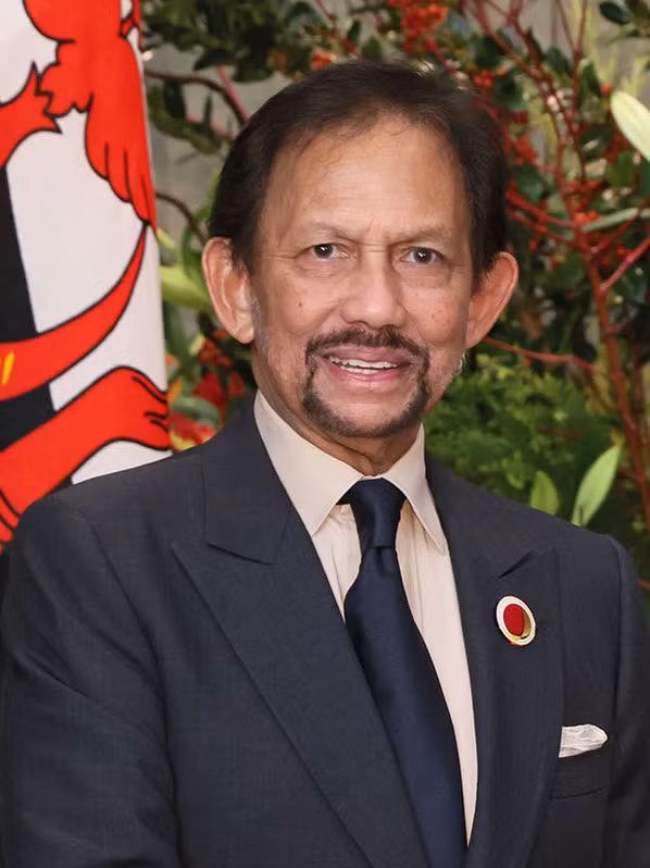 Theo đó, vị quốc vương này thuê một thợ cắt tóc lên máy bay của mình để sửa sang lại diện mạo trong chuyến du hành từ Brunei đến Luân Đôn. Tất nhiên, chi phí trên đã bao gồm tất cả các khoản phát sinh cho anh thợ cắt tóc trong chuyến đi như: chi phí ăn ở, thuê khoang riêng trên máy bay,...