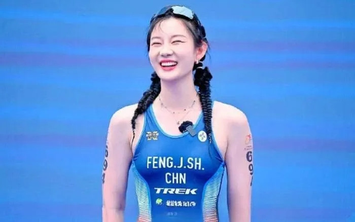 Trang phục thi đấu của cô tôn lên sự gợi cảm, như những bộ bikini thường thấy ở các bãi biển