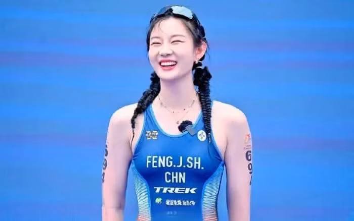 Trang phục thi đấu của cô tôn lên sự gợi cảm, như những bộ bikini thường thấy ở các bãi biển