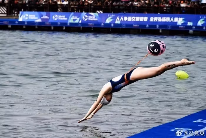 Tuy nhiên cũng có không ít ý kiến bênh vực Feng, cho rằng cô diện trang phục thoải mái trong vận động 