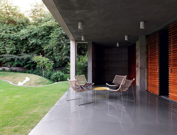 Ngôi nhà thiết kế đơn giản, xung quanh được trồng nhiều cây xanh và thảm cỏ theo phong cách gần gũi với thiên nhiên. Ảnh: Speed