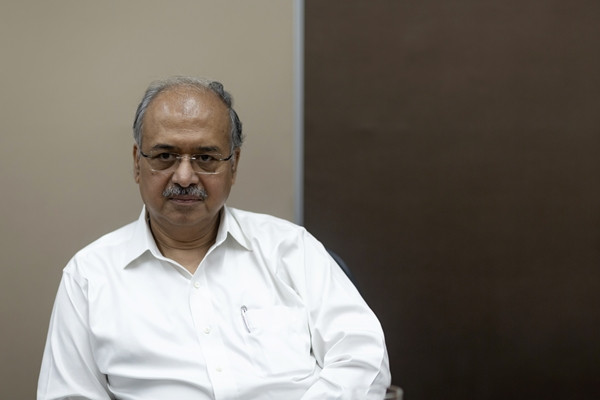 Dilip Shanghvi cũng hiếm khi biểu lộ cảm xúc. Ông thường nói câu: "Để tôi nghĩ đã" khi nhận được những câu hỏi khó từ giới truyền thông. Tuy nhiên, ông ít khi gặp gỡ báo chí và cũng chẳng tiết lộ nhiều thông tin ra bên ngoài. Ảnh: Bloomberg