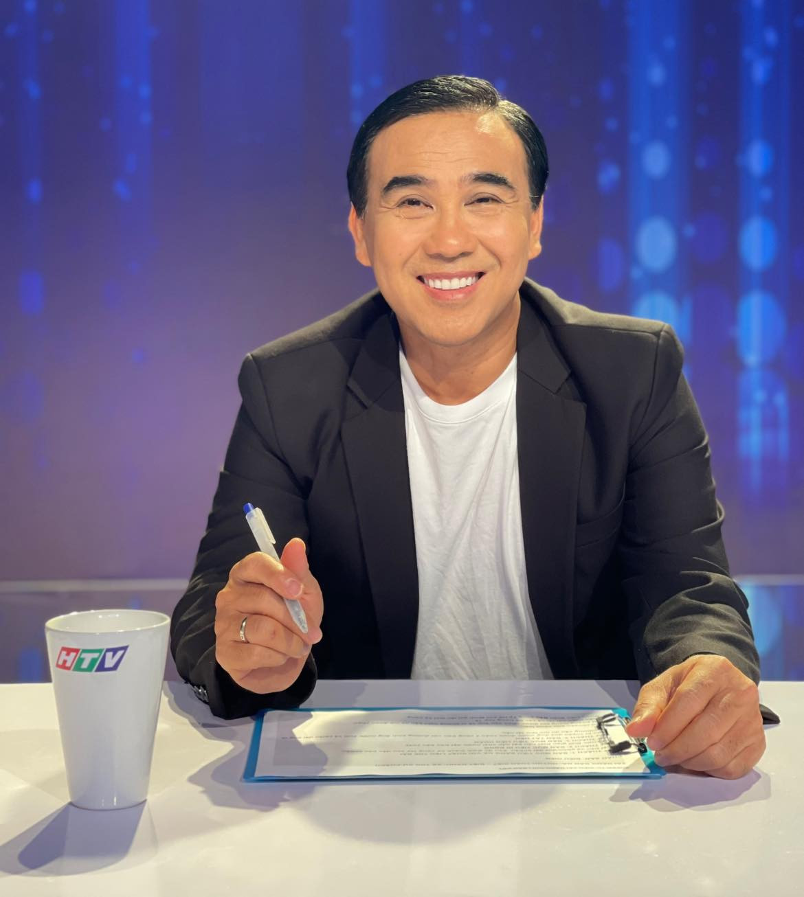 Mới đây, MC Quyền Linh vướng tin đồn vay ngân hàng 1 tỷ và đang nợ nần chồng chất. Trước tin đồn này, nam nghệ sĩ không né tránh mà trực tiếp lên tiếng phản hồi trong livestream, anh khẳng định đây là thông tin giả. Ảnh: FB Quyền Linh