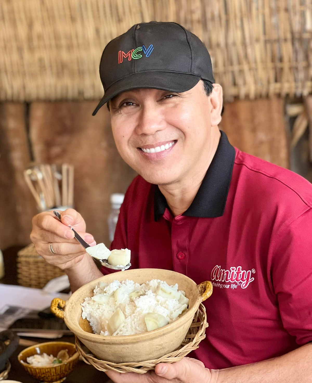 Từ đó, nam nghệ sĩ đắt show, xuất hiện nhiều chương trình truyền hình, làm đại diện nhãn hàng... Ảnh: FB Quyền Linh