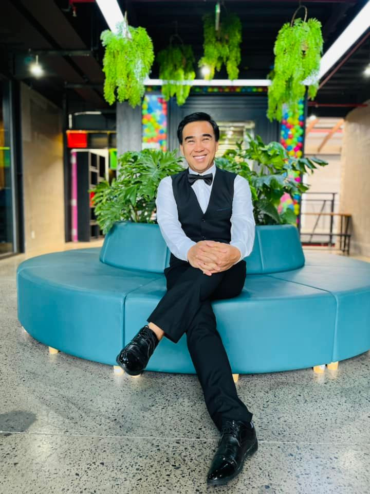 Quyền Linh là nghệ sĩ đa tài của showbiz Việt. Nam nghệ sĩ được nhiều người ưa ái gọi với danh xưng là "MC quốc dân". Thừa hưởng tính cách hào sảng, hài hước của người con miền Tây, MC Quyền Linh nhận được nhiều khán giả yêu mến khi chuyển hướng làm MC. Ảnh: FB Quyền Linh