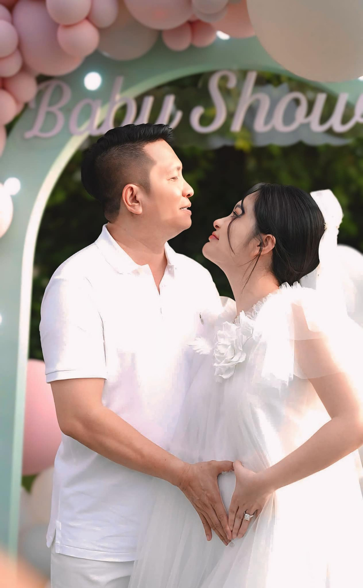 Đoàn Di Băng sinh năm 1989, từng là ca sĩ, diễn viên trước khi chuyển hướng sang lĩnh vực kinh doanh làm đẹp. Đoàn Di Băng cho biết hiện có cuộc sống viên mãn bên ông xã doanh nhân và ba con gái. Ảnh: FB Đoàn Di Băng