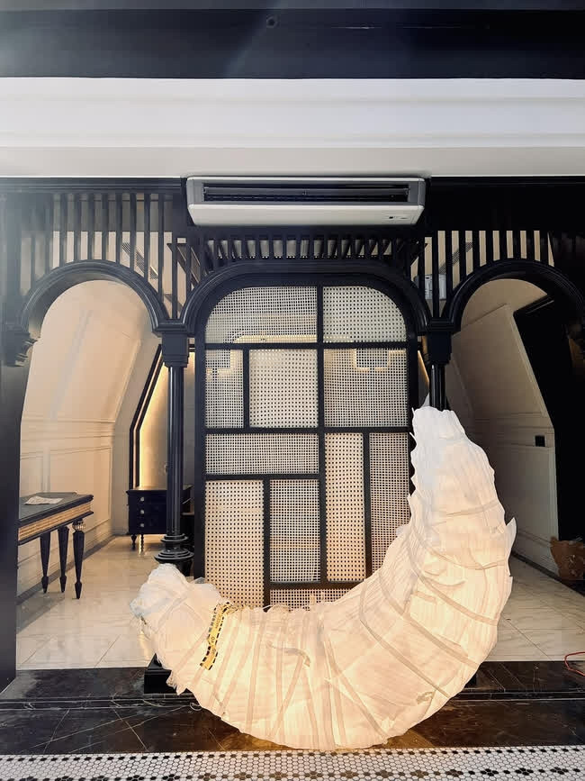 Chiếc đèn hình vầng trăng khuyết là điểm nhấn trong không gian nội thất. Ảnh: FB Đoàn Di Băng