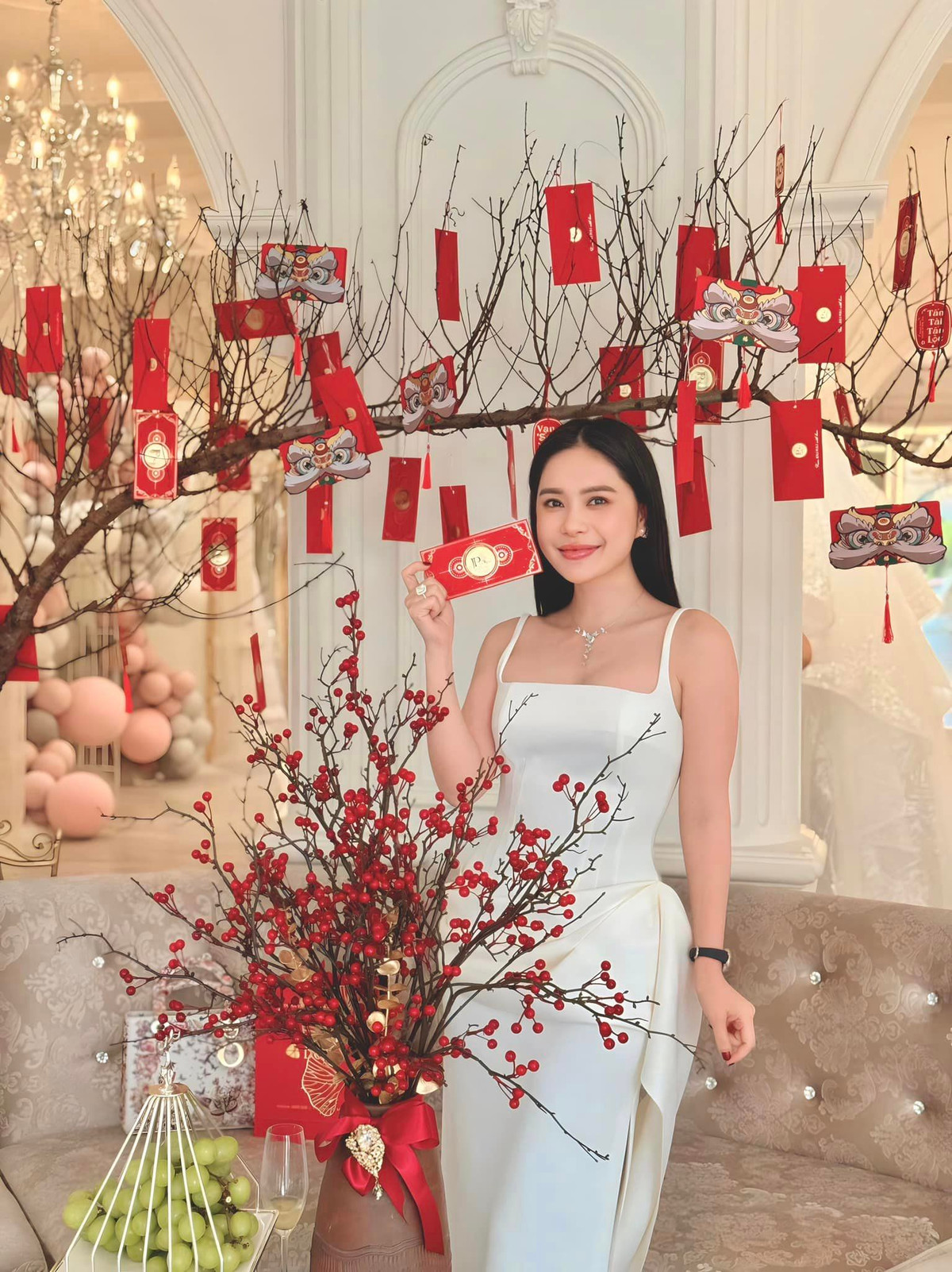 Vào dịp Tết, căn biệt thự tràn ngập sắc đỏ. Ảnh: FB Đoàn Di Băng