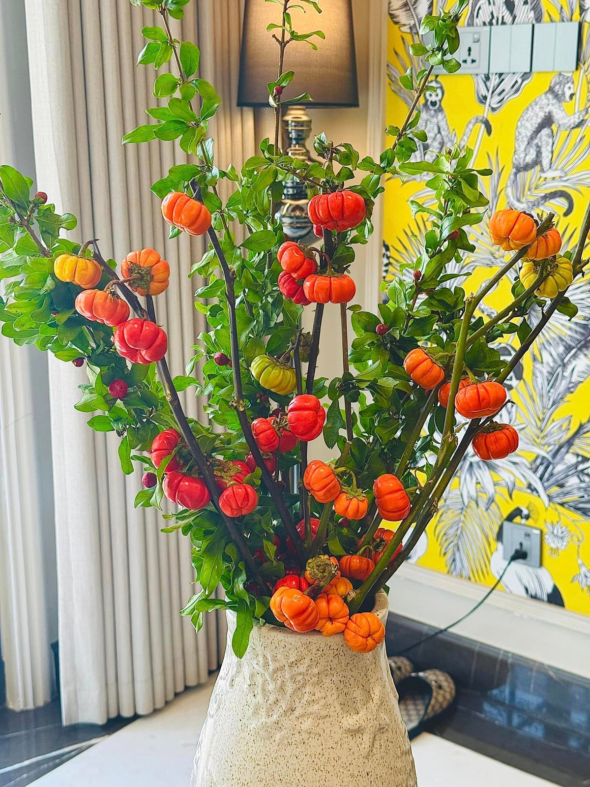 Căn nhà thường xuyên được tô điểm bằng các bình hoa lớn. Ảnh: FB Đoàn Di Băng