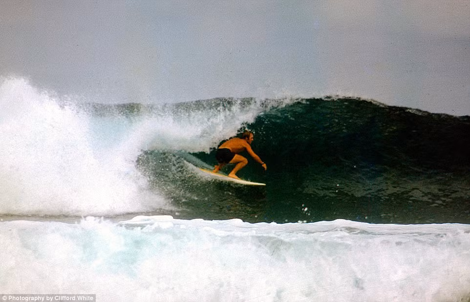 Nam du khách Tây đang lướt sóng ở ngoài khơi Uluwatu.