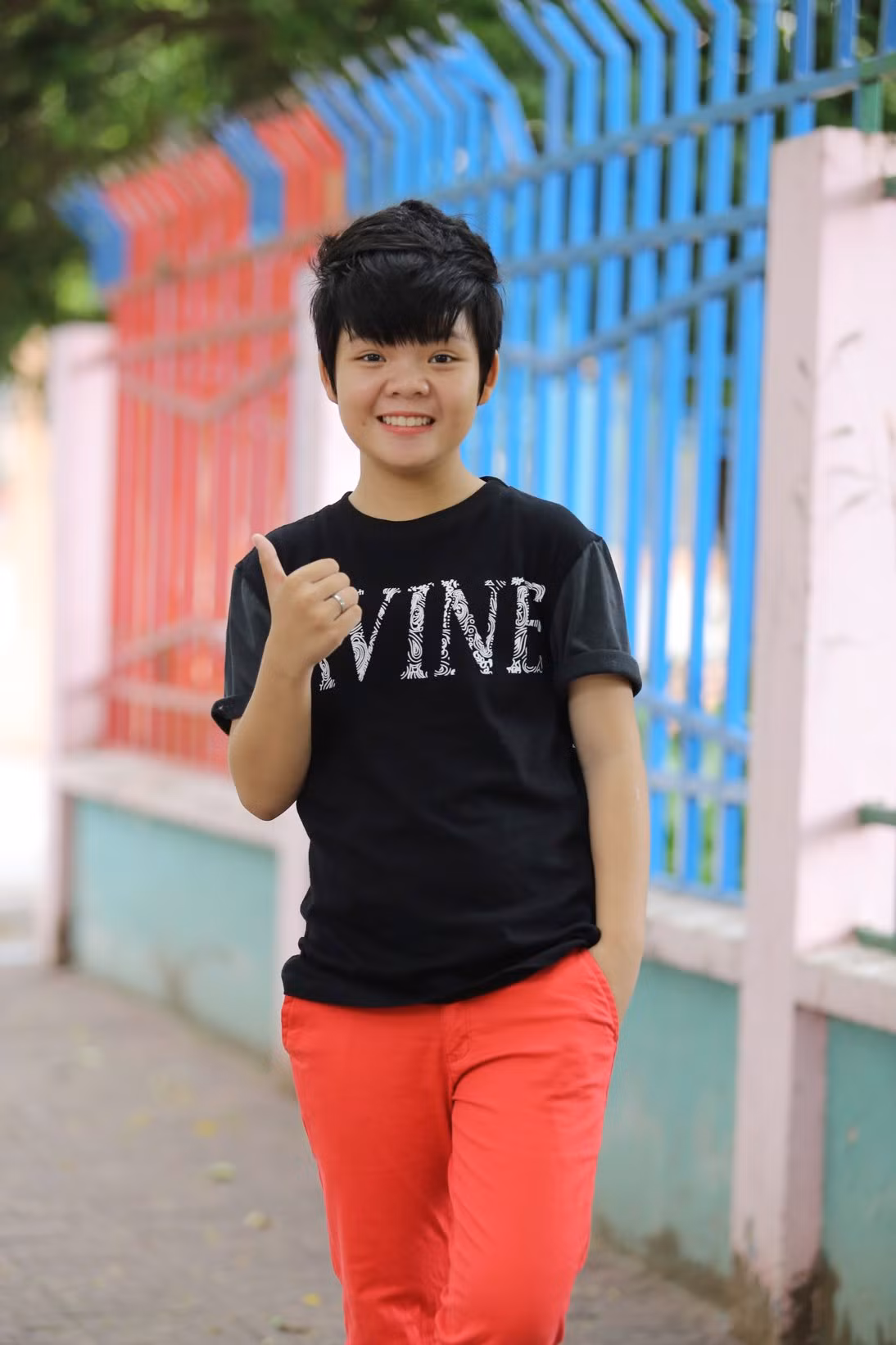 Chị cả của nhà chung - Vũ Thái Thảo Vy sinh ngày 22/11/2002, tại An Giang. Đây là chị cả rất cá tính, mạnh mẽ, quyết đoán và dứt khoát.