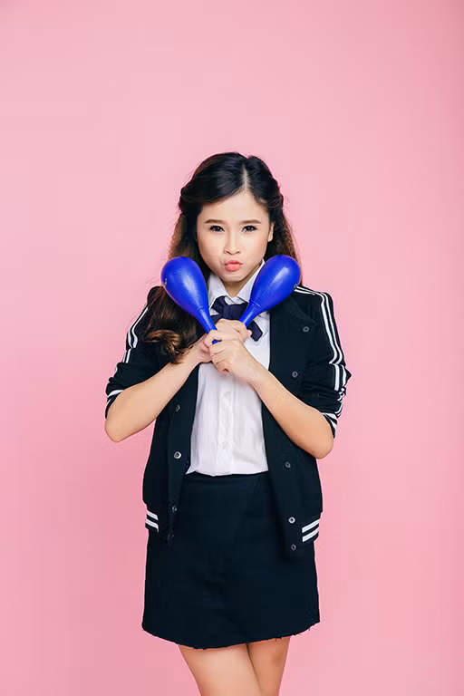 Trái ngược với những hình ảnh áo dài dịu dàng trước đây, trong loạt ảnh mới, nhóm nhạc Quốc dân - Mắt Ngọc bất ngờ "cưa sừng làm nghé" khi diện trang phục nữ sinh.