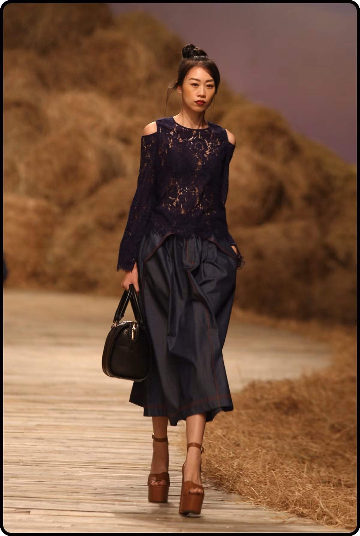 Chân váy denim phối ren lạ mắt.